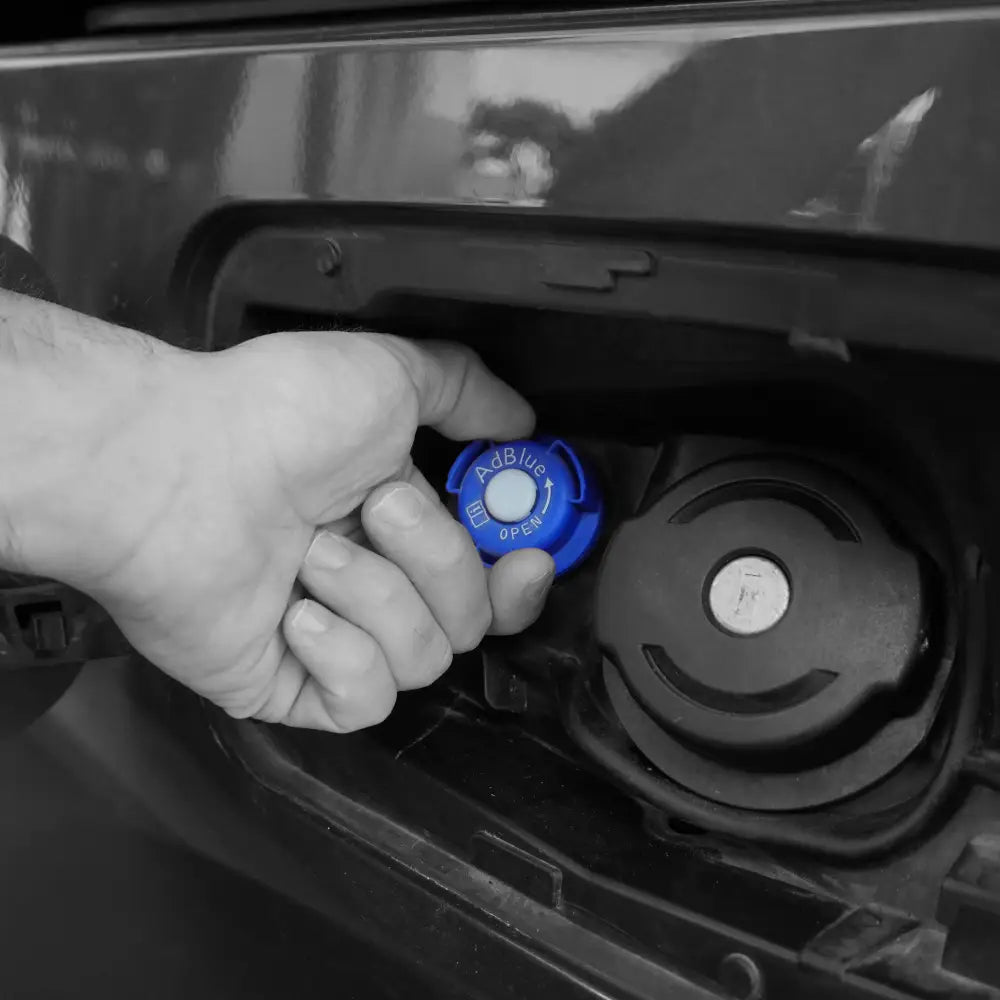 Ubica y abre el depósito de AdBlue® de tu coche