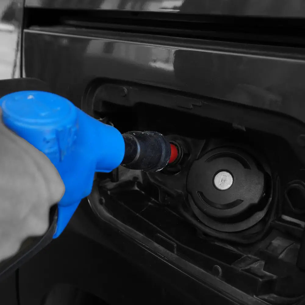 Llena con AdBlue y cierra el depósito